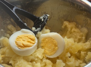 step4: 雞蛋去殼後加入薯仔蓉壓碎攪勻
腸仔切粒備用，小青瓜切薄片備用