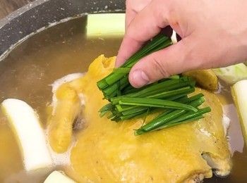 step6: 雞回鍋，再放大蔥段、薯仔片、年糕，最後放韭菜