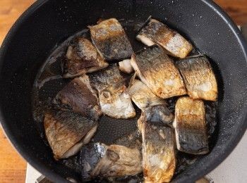 step1: 熱油鍋，先將鯖魚下鍋煎到焦香後，起鍋備用。