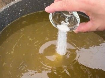 step5: <span class="group_1">雞湯</span>加鹽和胡椒粉調味至合適的味道