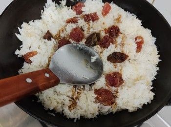 step1: 先洗米澀乾水備用
蒸軟臘味切粒（蒸出來臘味油留用）