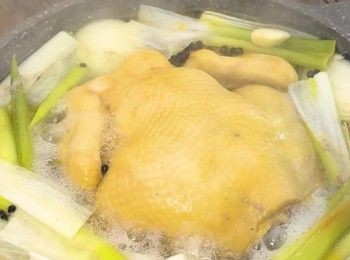 step3: 將雞和所有<span class="group_1">雞湯</span>材料大火煮滾，加蓋再煮30分鐘
