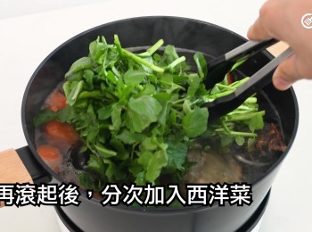 step14: 水再滾起後，分次有入西洋菜，確保水溫不會急速下降