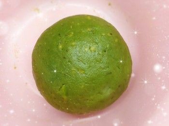 step7: 1. 用篩逐少加入低筋麵粉和梳打粉 2. 用刮刀拌勻至無粉粒，然後搓成光滑的粉團