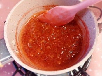 step8: 1. 加入糖和檸檬汁，以小火煮至所需的濃稠度（約15-20分鐘；邊煮邊攪拌）