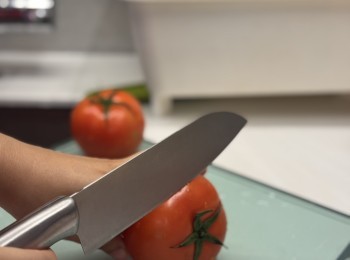 step1: 將蕃茄洗淨切開頭