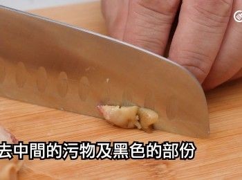 step3: 每隻螺頭切開成2-3份，除去中間的污物及黑色的部份