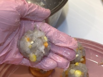 step7: 蝦滑搓成一個小波波放在紅蘿蔔薄片上