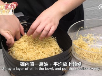 step4: [雀巢做法]碗內噴一層油，平均放上麵條。