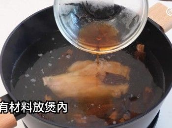 step19: 浸羊肚菌水亦倒入煲內，但最後低部的不要放