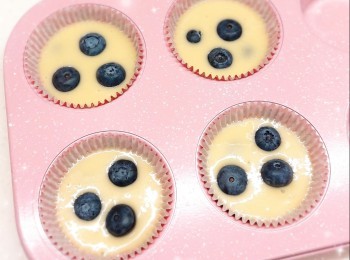 step3: 1. 最後，將粉漿加入蛋糕紙托中（8成滿），在桌面上敲幾下震出氣泡