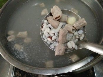 step3: 接著，大同電鍋內鍋加滿至1000cc的水量，依序放入、豬小腸、四神，外鍋放2杯水，蒸熟30-45分鐘，至電鍋自動跳起，撈起電鍋中的豬小腸後，並把豬小腸切段，