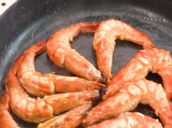 step4: 下油鑊以中火煎至兩面轉色（約每面 1 分半鐘），盛起