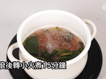 step3: 紫蘇葉、紫蘇莖與陳皮、水一起煮沸後轉小火煮15 分鐘