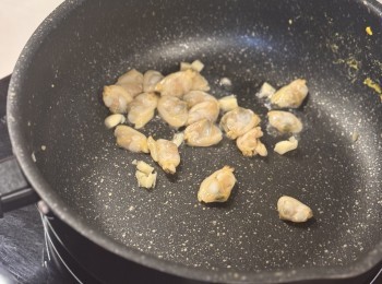step3: 蒜頭切細粒；蜆肉先醃15分鐘，再用蒜頭爆香備用