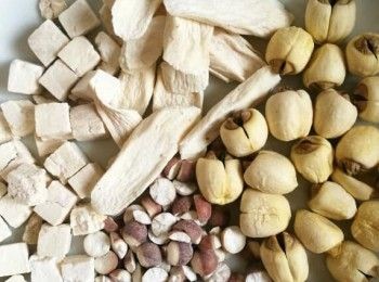 step1: 到中藥行買四神湯藥包<span class="group_1">食材</span>，