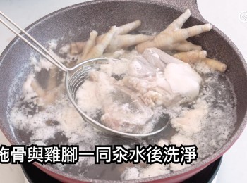 step18: 西施骨與<a href="https://bit.ly/3kLFTWO" target="_blank" data-keyword="雞腳" class="guide-link"><strong>雞腳</strong></a> <span style="display:inline-block;vertical-align:middle;margin-top:-3px;color:initial;border-radius:3px;padding:2px 3px;font-size:12px;line-height:14px;background:#87d300;color:#fff;">即買</span> 一同汆水後洗淨