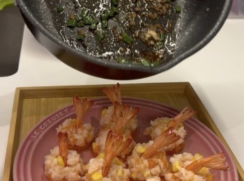 step10: 熱鑊爆香油、蒜蓉、蔥、豉油，最後淋在蒸熟的蝦球上面