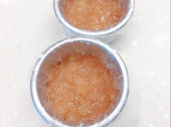 step8: 1. 先加入1／3的鮮奶，拌勻，再將餘下的鮮奶加入，攪拌至完全均勻 2. 加入已混合鮮奶的魚膠粉，充分拌勻成牛奶慕絲，放涼／放進雪櫃冷藏至稍微濃稠呈糊狀（如慕絲濃稠度已足夠，可省略此步驟）