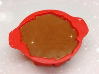 step5: 1. 待年糕完全放涼後，放進雪櫃冷藏（固定年糕的形狀，更容易脫模；脫模時，手要塗上少許油，避免年糕黏在手上），脫模，切件