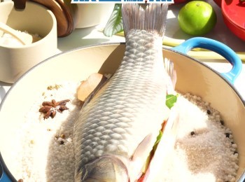 step5: 將魚放在鑊內的鹽上