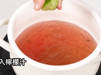 step5: 加入檸檬汁加入攪拌，此時紫蘇茶會因酸性變色成桃紅色