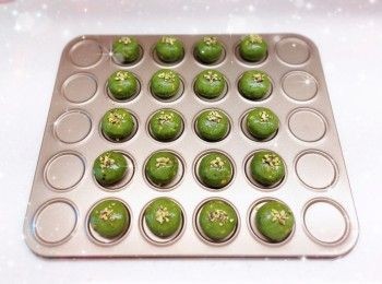 step9: 1. 將粉團分成一份份（12 g），搓圓，再略為壓扁（不可太扁，焗出來會太薄的），然後塗上一層蛋白液，再灑上少許開心果碎裝飾