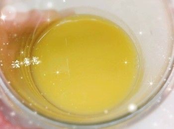 step7: 1. 將薑逐少放入慢磨榨汁機，隔去薑渣，薑汁會慢慢流出（完成後的薑汁約82.5 ml）