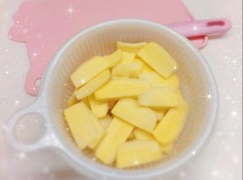 step3: 1. 再將薑去皮、洗淨、瀝水、切粒，加入水，用攪拌機打成薑茸，用瀘網過瀘，隔去薑渣（隔渣後的薑汁約122 ml） 2. 將薑汁用微波爐加熱，然後加入暖水和油攪拌至完全均勻，再加入黑糖，攪伴至黑糖完全溶解，放涼至溫暖不燙手（約40-50℃左右）