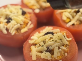 step8: 再鋪上芝士和灑上香料