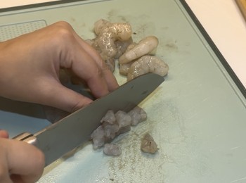step4: 切碎蝦肉直至變成蓉
