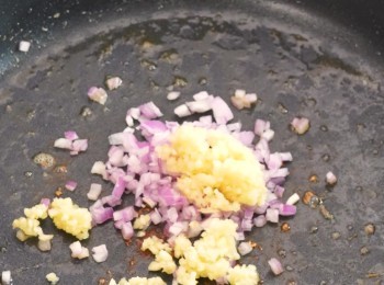 step5: 同一鑊爆香乾蔥碎同蒜蓉