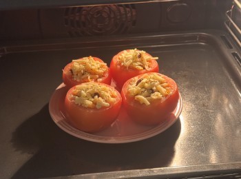 step9: 放入焗爐180度焗8分鐘（最後兩分鐘加埋蕃茄蓋入去焗）