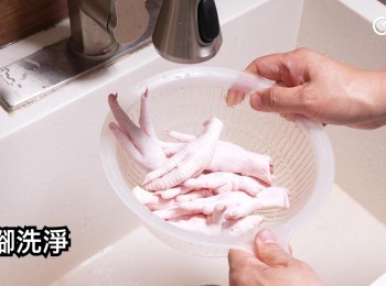 step16: <a href="https://bit.ly/3kLFTWO" target="_blank" data-keyword="雞腳" class="guide-link"><strong>雞腳</strong></a> <span style="display:inline-block;vertical-align:middle;margin-top:-3px;color:initial;border-radius:3px;padding:2px 3px;font-size:12px;line-height:14px;background:#87d300;color:#fff;">即買</span> 洗淨