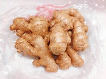 step1: 1. 將薑洗淨，用水（材料以外的水）浸泡約30分鐘（較容易去皮和易於榨出薑汁）