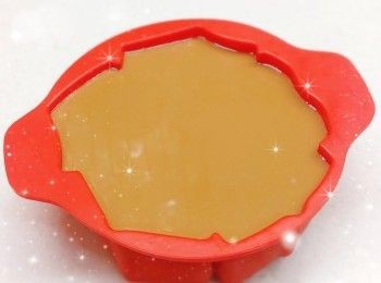 step4: 1. 將糯米粉及澄麵過篩2次，放入大容器內，備用（確保粉粒幼細，加入糖水後不易起粉粒） 2. 逐少（分4-5次）加入薑汁糖水中，拌勻成粉漿（每次加入粉類都要完全拌勻，直至濃稠無粉粒，如粉粒太大，可用手指按壓粉粒，便會溶掉） 3. 粉漿過篩，倒入模具中（塗上油），先放置一會，讓粉漿略為靜止（年糕表面會較平滑）