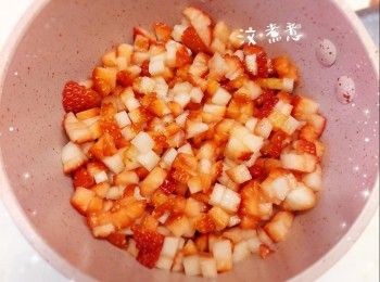 step2: 1. 將士多啤梨（8粒※去蒂90 g）洗淨，用攪拌機打成士多啤梨茸（如想保留少許顆粒，只需打大概5-6下，不需打成茸）