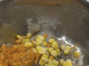 step5: 蝦滑加入紅蘿蔔粒、粟米粒、調味料（鹽、粟粉），搓成一團

紅蘿蔔一半切細粒，另一半切成薄片備用