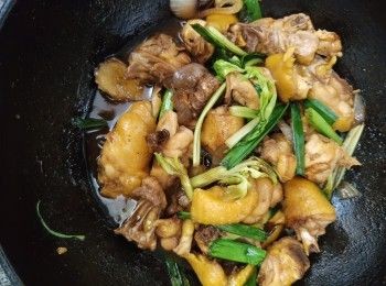 step1: 先將雞腿用粗塩省乾淨后軋件略用酒及胡椒粉及茄醬醃一會