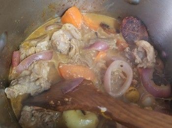 step2: 再放咖哩胆入去煸香加入已煎過的薯仔蚊煮