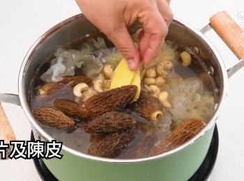 step13: 煲滾水，放入豬𦟌、鷓鴣、雪耳、腰果、薑片、陳皮