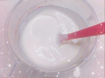 step12: 1. 食用前從雪櫃取出，用熱毛巾包圍蛋糕模外圍約30秒（令蛋糕外圍軟化），即可輕易將蛋糕脫模