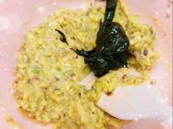 step6: 1. 先將蛋黃、牛油（牛油先放室溫軟化／用微波爐加熱至略為軟化）、糖和已烤焗的開心果碎（可按個人喜好改用其他堅果／芝麻），攪拌至完全均勻 2. 加入開心果醬，拌勻