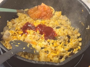 step6: 再炒2分鐘後，加入茄汁、鹽再炒均勻