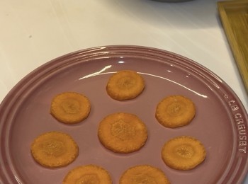 step6: 紅蘿蔔薄片鋪在蒸碟上