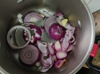step1: 先爆香紫洋蔥將洗乾淨的<a href="https://bit.ly/3zHU5V3" target="_blank" data-keyword="雞翼" class="guide-link"><strong>雞翼</strong></a> <span style="display:inline-block;vertical-align:middle;margin-top:-3px;color:initial;border-radius:3px;padding:2px 3px;font-size:12px;line-height:14px;background:#87d300;color:#fff;">即買</span> 略煎一煎D油出來