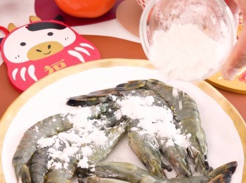 step3: 大蝦加生粉拌勻