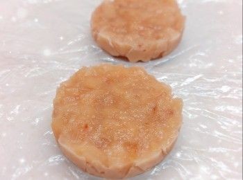 step9: 1. 先將2／3的慕絲倒入已凝結成形的<span class="group_3">餅底</span>上，然後將已結凍的果醬放在慕絲中間部份（流心餡與模具之間必需留位，不能太貼近模具邊緣，否則切開慕絲蛋糕時，流心餡會因太貼近蛋糕邊位而容易流出），輕輕按壓使果醬和慕絲成同一水平的高度（作用將慕絲推向邊緣位置，固定流心餡在蛋糕中心位置）