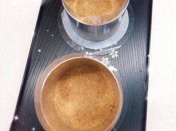 step10: 1. 最後，慢慢倒入剩下的慕絲，再輕輕搖晃使慕絲表面平整／用抹刀抹平表面 2. 蓋上保鮮紙，放進雪櫃冷藏至少3小時至凝固