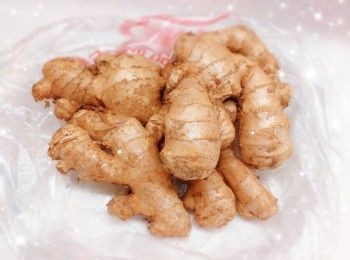 step1: 1. 將薑洗淨，用水（材料以外的水）浸泡約30分鐘（較容易去皮和易於榨出薑汁）